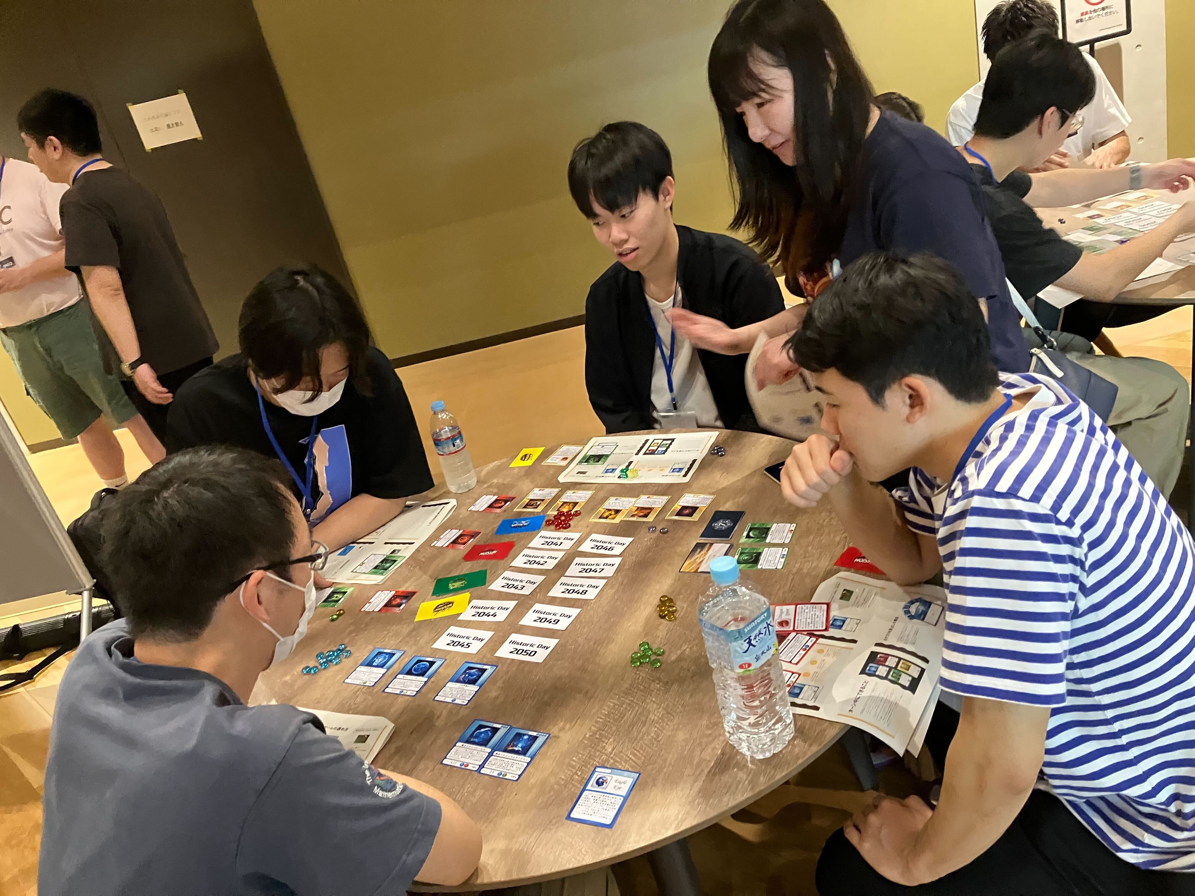 Quantum Questをテーブルでプレイしている参加者の様子
